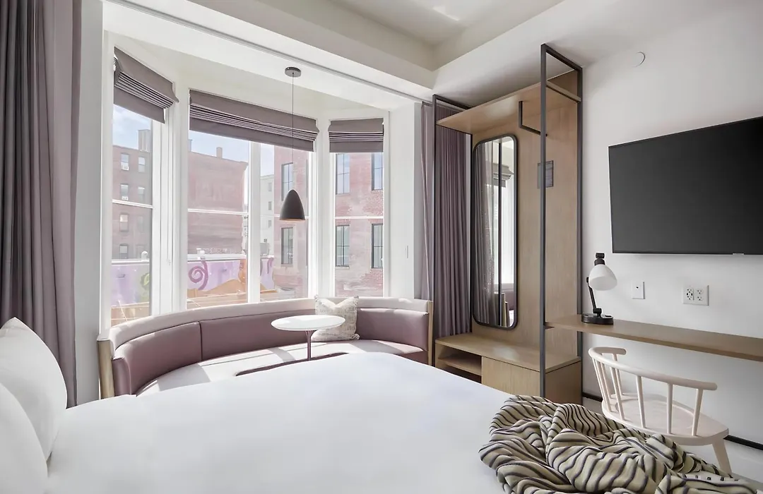 Lark Hotels 907 Main-1