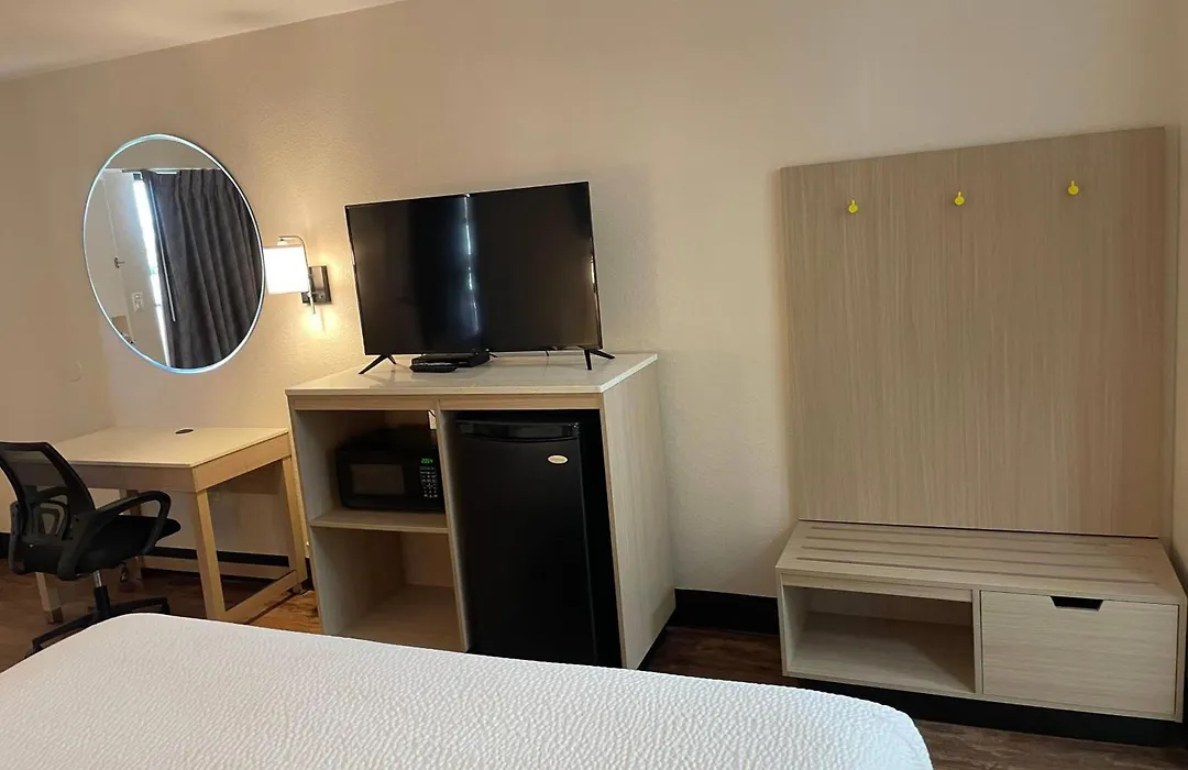 Days Inn & Suites By Wyndham Navarre - Near Beaches Hurlburt-1