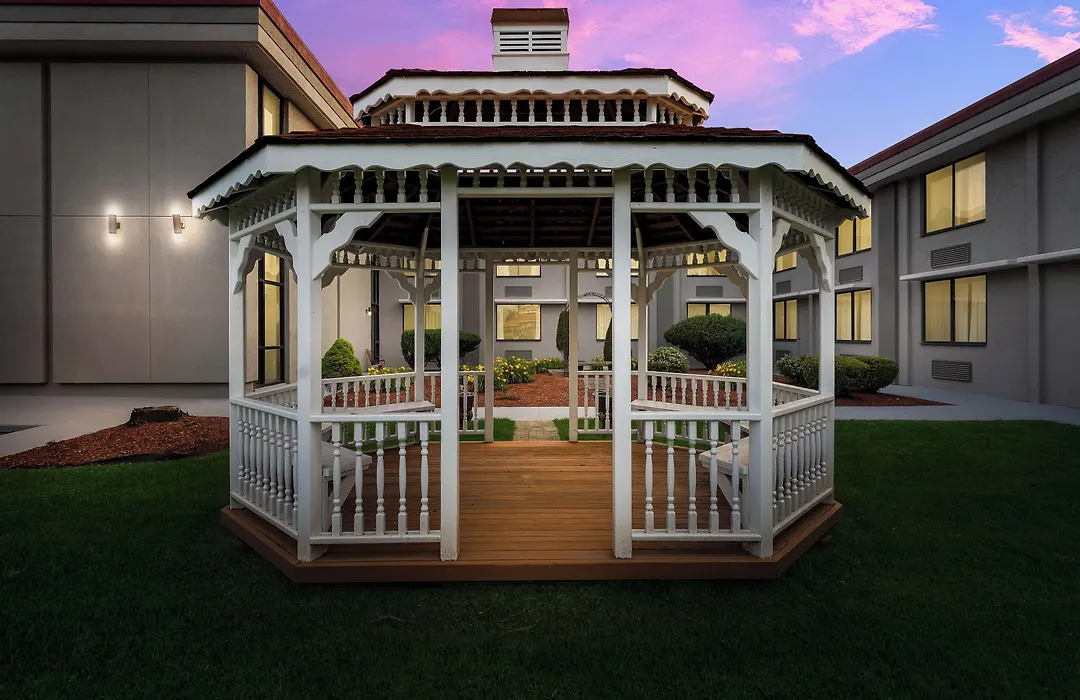 Red Roof Inn Painted Post-1