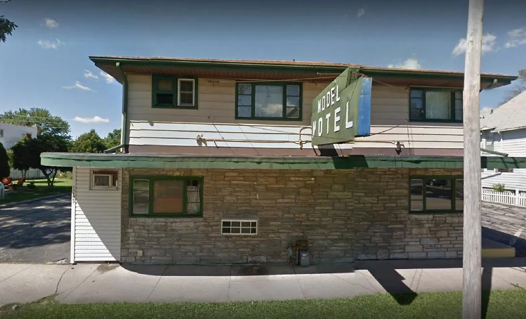 Model Motel-1