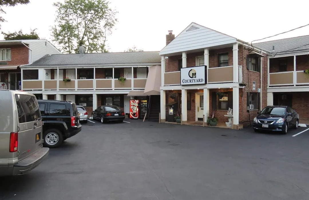 Central Motel Courtyard-1
