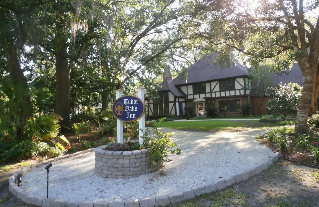 Tudor Oaks Inn-1