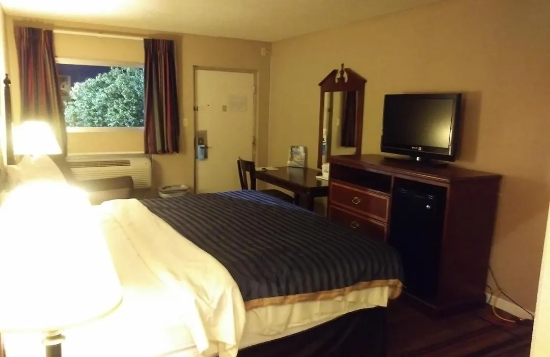 Days Inn By Wyndham Hot Springs-1