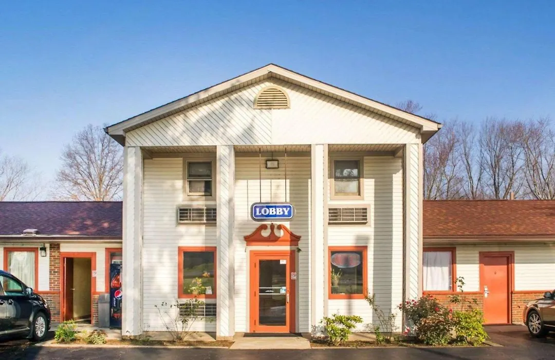 Econo Lodge Newton Falls-1