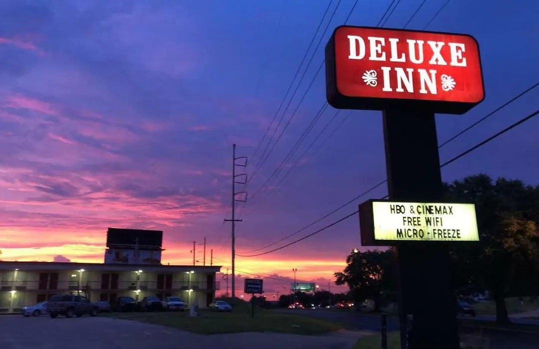 Deluxe Inn-1
