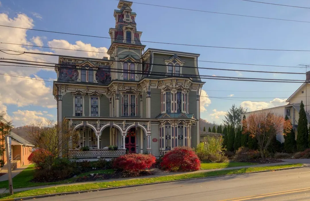 Montgomery Mansion B&B-1