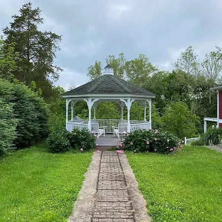 Plain & Fancy Bed & Breakfast-3