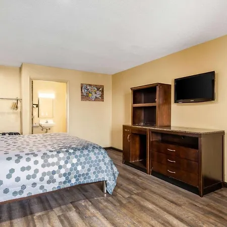 Econo Lodge Inn & Suites-2