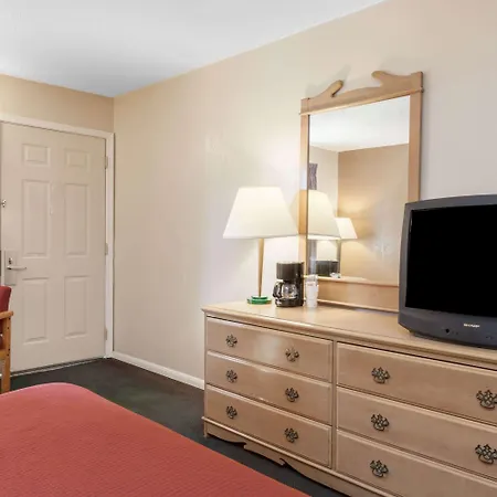 Howard Johnson By Wyndham Bakersfield-2