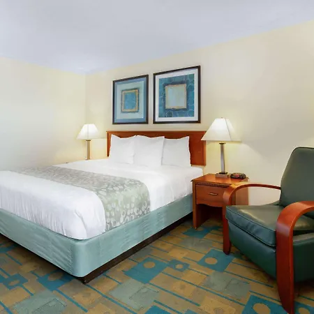 La Quinta Inn By Wyndham Chicago Willowbrook-3