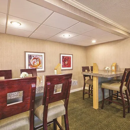 La Quinta Inn By Wyndham Toledo Perrysburg-2