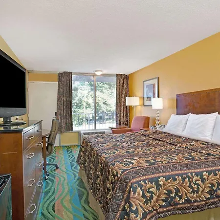 Days Inn By Wyndham Norfolk Military Circle-3