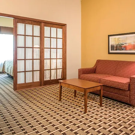 Quality Inn & Suites East Troy I-43-2