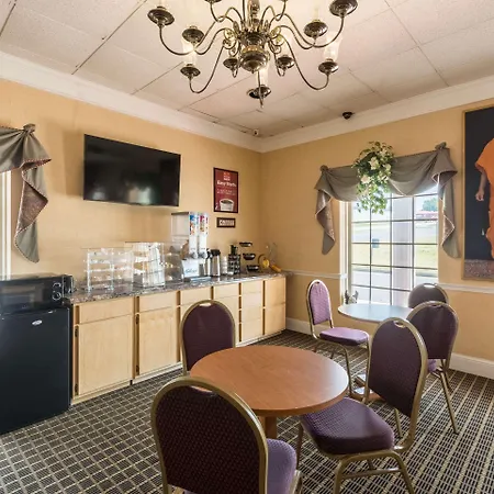 Econo Lodge Inn & Suites Orangeburg-3
