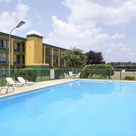 Days Inn By Wyndham Roanoke Civic Center-2