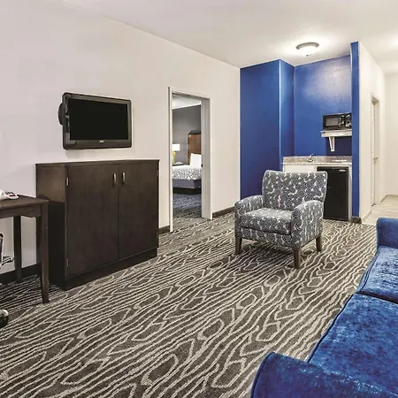La Quinta Inn & Suites By Wyndham Mercedes Outlet Mall-2