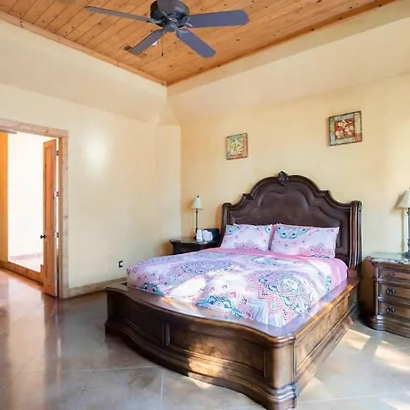 Texas Ranch House With 5 Bedroom And Fish Pond-3