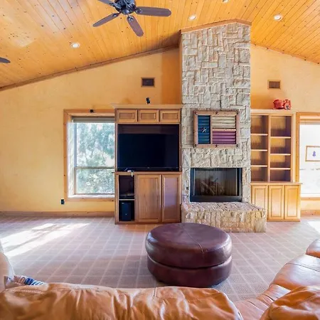 Texas Ranch House With 5 Bedroom And Fish Pond-2