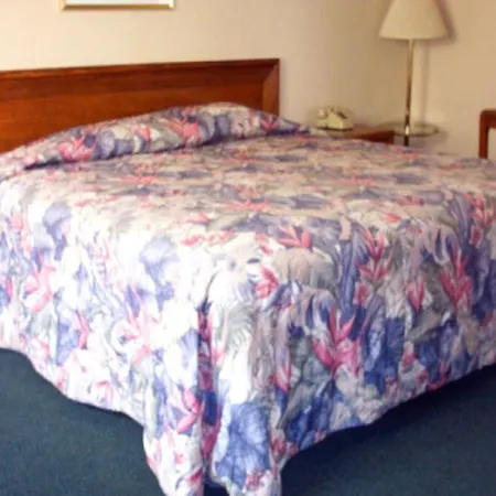 Plaza Motel Wickliffe-3
