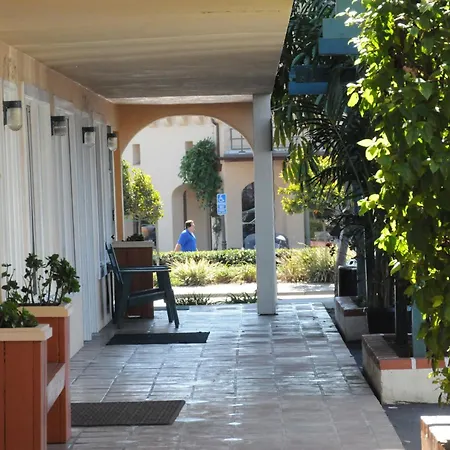 Oasis Inn And Suites-2