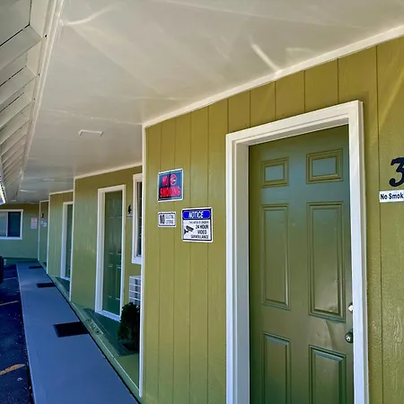 Chalet Motel - Affordable Stay In Central Bend-2