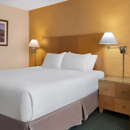 Ramada By Wyndham Tucson-3