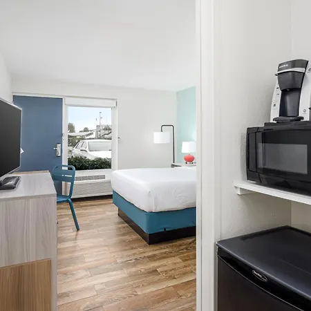 Surf & Sand Hotel - Free Hot Breakfast & Rentals-2