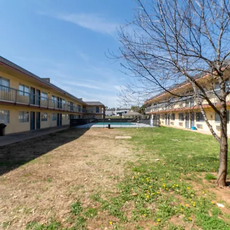 Castle Inn & Suites By Oyo Chickasha-3