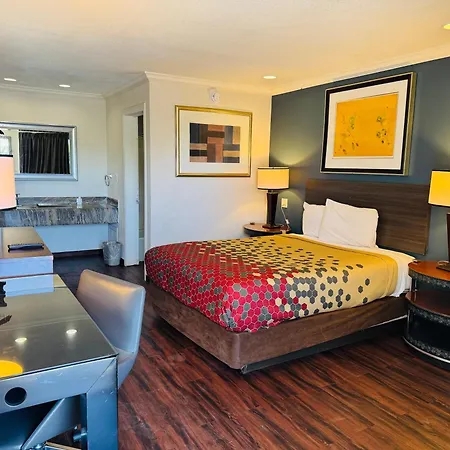 Baymont By Wyndham Bakersfield-3