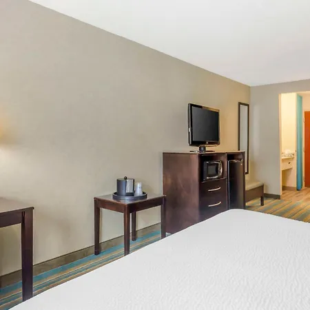 Best Western Plus Berkshire Hills Inn & Suites-3