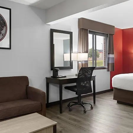 Ramada By Wyndham Cedar Rapids South-2