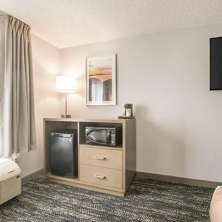 Quality Inn Marquette-3