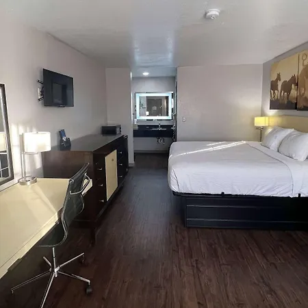 Days Inn & Suites By Wyndham - Canton First Monday Trade Days-3