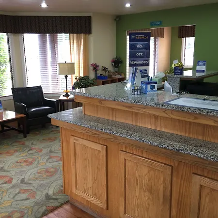 Oakridge Inn & Suites-3
