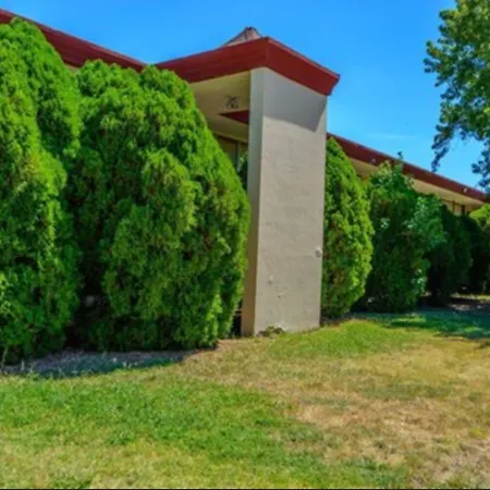 Executive Inn Hotel And Conference Center-3