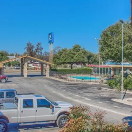 Americas Best Value Inn Uvalde-3