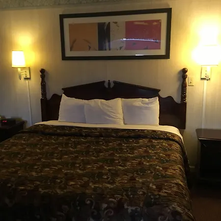 Econo Lodge Inn & Suites Groton-2
