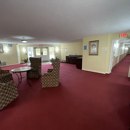 Econo Lodge Inn & Suites Groton-3