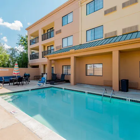 Courtyard Tupelo-3