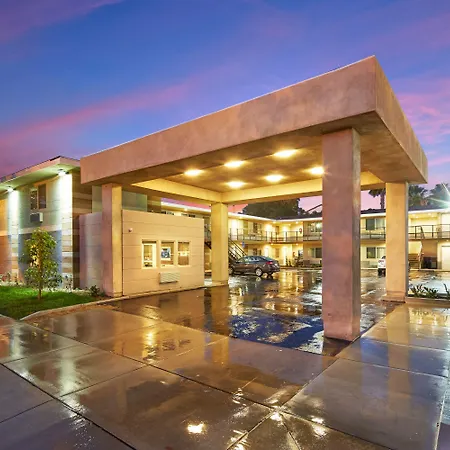 Eden Roc Inn & Suites Near The Maingate-3