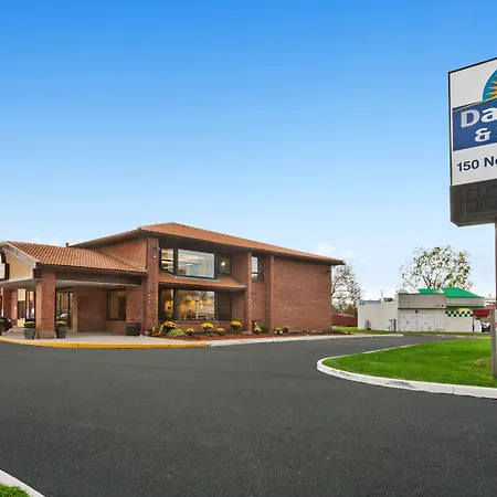 Days Inn By Wyndham Utica-3