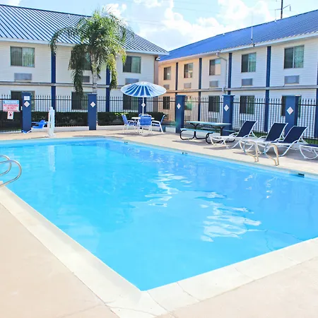 Days Inn & Suites By Wyndham Laredo-2