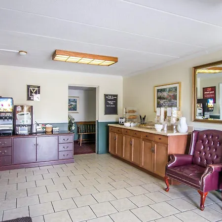 Econo Lodge Inn & Suites Windsor Locks Bradley Airport-3