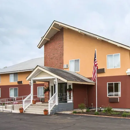 Econo Lodge Lakes Region-2