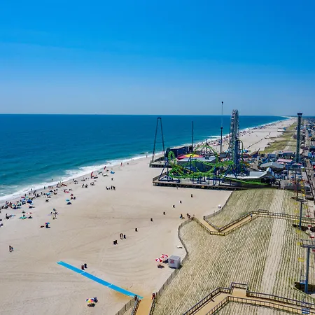 Boardwalk Hotel Charlee & Apartments Beach Hotel Oceanfront-3