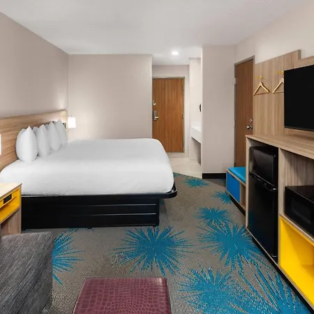 Days Inn By Wyndham Eagle River-3