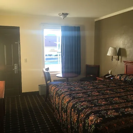 Travelodge By Wyndham Orangeburg-3