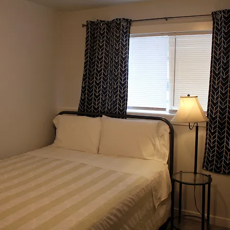 Rainier Upper Suite Near Restaurants & Light Rail-3