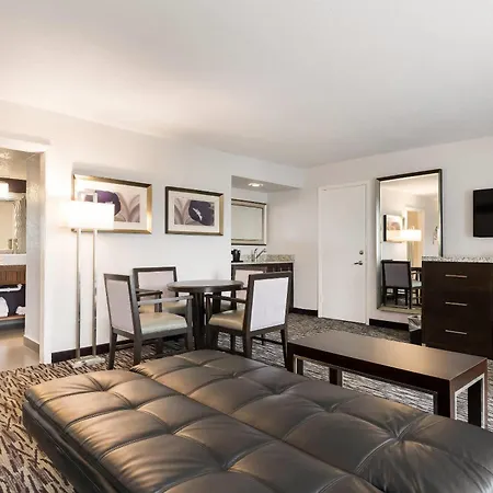 Clarion Inn & Suites Across From Universal Orlando Resort-3