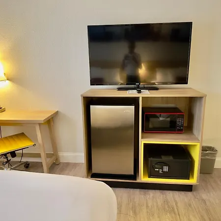 Days Inn & Suites By Wyndham Lakeland-3